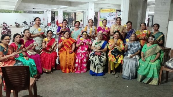 चौबे कालोनी केंद्र के होली मिलन में &lsquo;आ बैल मुझे मार&rsquo; की विजेता बनीं रोहिणी और गौरी