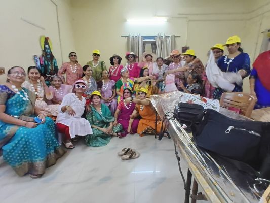 गाठी पहनकर महिलाओं ने बचपन की यादें की ताजा