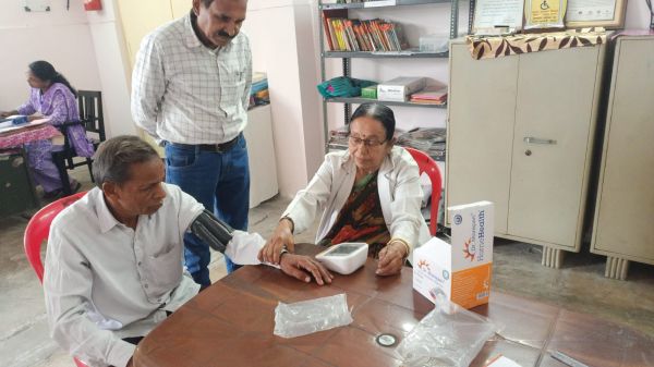 सियान गुड़ी में पहुंची डॉ.  कमल वर्मा... किया बुजुर्गों का स्वास्थ्य परीक्षण