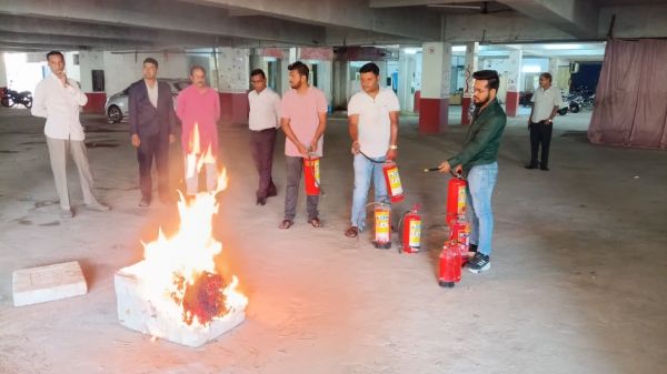 महाराष्ट्र मंडल में हुई फायर मॉक ड्रिल... कर्मचारियों ने सीखा कैसे बुझाए आग