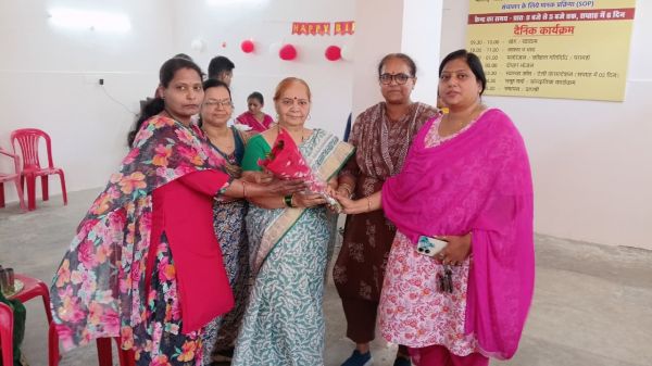 मंडल की सभासद संध्या खंगन में सियान गुड़ी पहुंच बुजुर्गों के बीच मनाया जन्मदिन