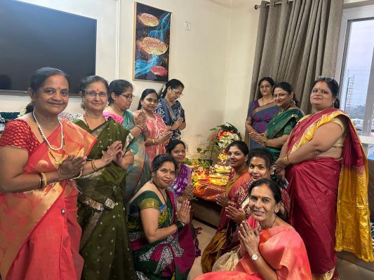 काटा चम्मच से उठाए चने और मग में डाले... जिसके ज्यादा वो विजेता