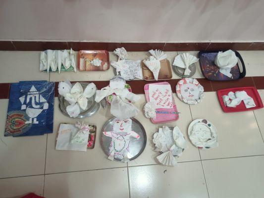  &lsquo;फेसबुक और इंस्टाग्राम&rsquo; को रखा टेबल पर... टिशू पेपर क्राफ्ट में नजर आई क्रिएटिविटी