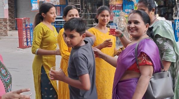 अक्षय तृतीया पर राहगीरों को पिलाया शीतल पेय