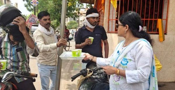 महाराष्&zwj;ट्र मंडल ने टैगोर नगर में वितरित किया मठा