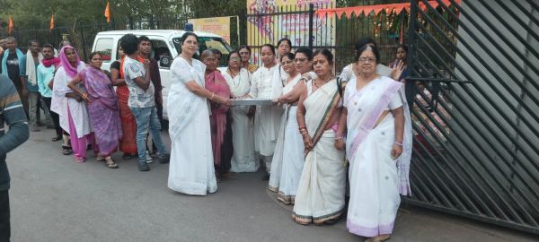बौद्ध महिला समिति मेकाहारा में किया खीर का दान