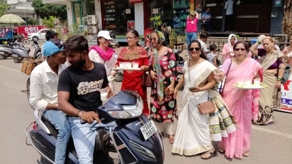 महाराष्&zwj;ट्र मंडल की शंकर नगर महिला केंद्र ने वितरित किया मठा