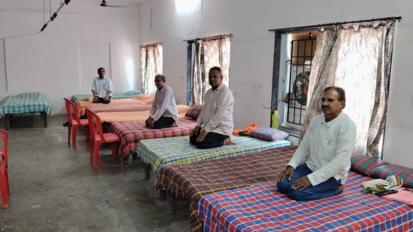 सियान गुड़ी में भोजन के बाद वज्रासन कर रहे बुजुर्ग