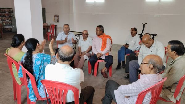 सियान गुड़ी में आध्यात्म और वर्तमान पर चर्चा