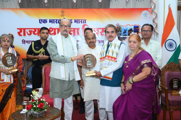  महाराष्&zwj;ट्र मंडल के श्याम सुंदर खंगन को राज्&zwj;यपाल ने किया सम्&zwj;मानित