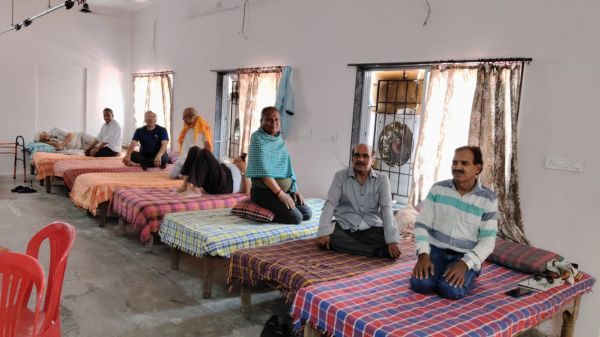 सियान गुड़ी में बुजुर्ग खाने के बाद कर रहे वज्रासन