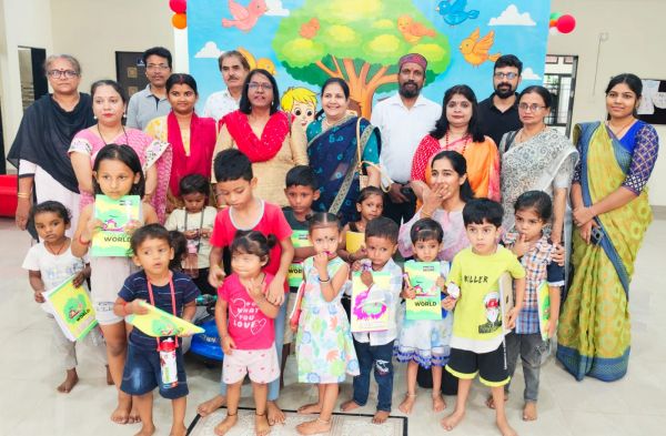  हाईटेक आंगनबाड़ी के नौनिहालों को सोनू सूद की संस्&zwj;था ने वितरित की कॉपियां