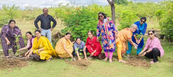 श्री सत्य साईं संजीवनी हॉस्पिटल परिसर में महाराष्ट्र मंडल ने रोपे पौधे