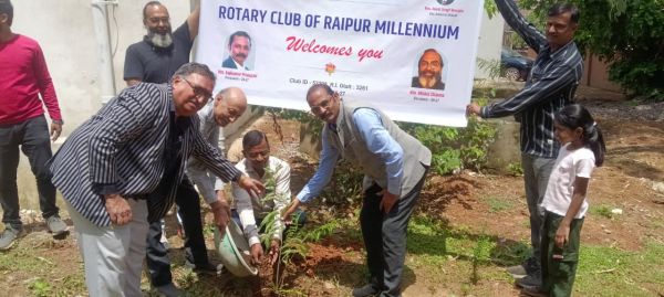  रोटरी क्लब ने हाईटेक आंगनबाड़ी में रोपे फलदार और छायादार पौधे