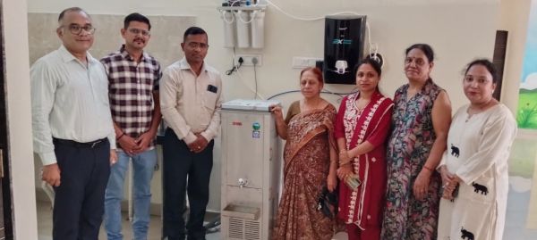 हाईटेक आंगनबाड़ी में कोन्हेर परिवार ने दान किया वाटर कूलर