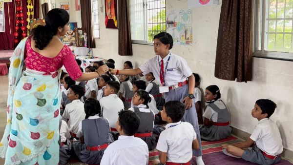 हिंदी और इंग्लिश कान्वर्सेशन को स्ट्रांग करने बच्चों ने किया टॉक