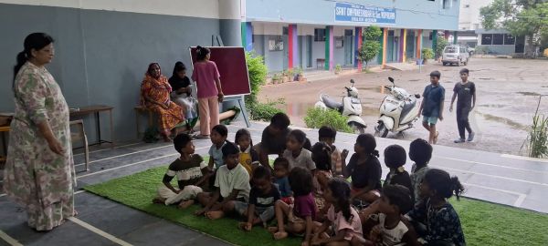 स्लम बस्ती के बच्चों के लिए लगी संस्कार क्लासेस