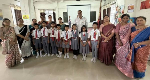 संत ज्ञानेश्वर विद्यालय में बच्चों की 100 प्रतिशत उपस्थिति, प्राचार्य ने किया पुरस्कृत