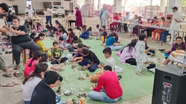 100 से अधिक बच्चों ने बनाए मिट्टी के गणेश... पर्यावरण संरक्षण का दिया संदेश