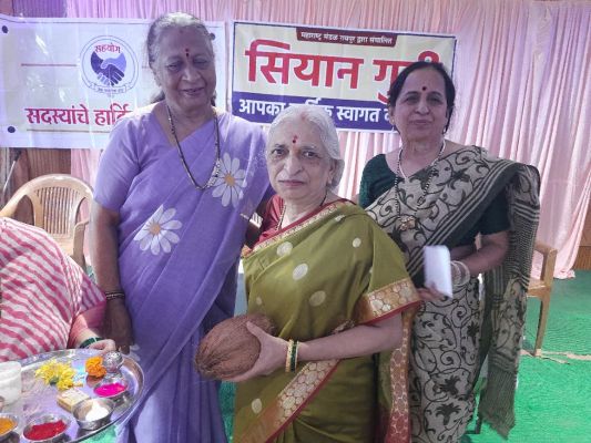सहयोग के बुजुर्गों ने भजनों के साथ एंजॉय किया गेम