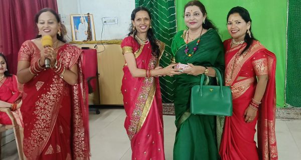 तीज महोत्सव में नये पुराने गानों पर डांस कर महिलाओं ने जमाया रंग