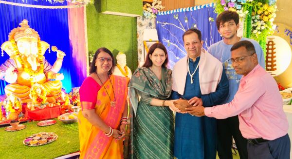 सिद्धार्थ कोमल ने सपरिवार किए महाराष्&zwj;ट्र मंडल में प्रतिष्ठित गणेशजी के दर्शन