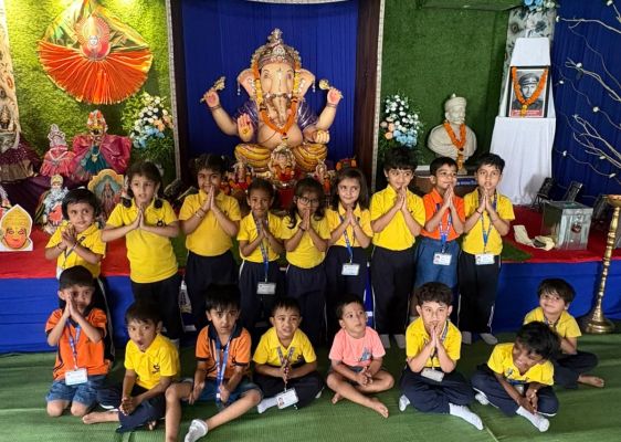 स्पार्कलिंग स्प्राउट्स प्ले स्कूल के बच्चों ने महाराष्ट्र मंडल पहुंच किया ​गणपति बप्पा के दर्शन