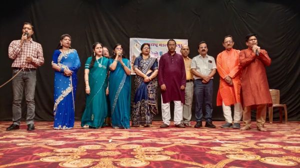 लोगों के दिलों की बनीं गानों की प्ले लिस्ट से मैच हुई कराओके गायन समिति की लिस्ट