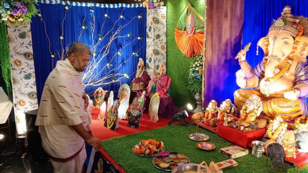 महाराष्ट्र मंडल पहुंच कथावाचक गुरुवर धनंजय शास्त्री वैद्य ने की गणपति बप्पा की पूजा