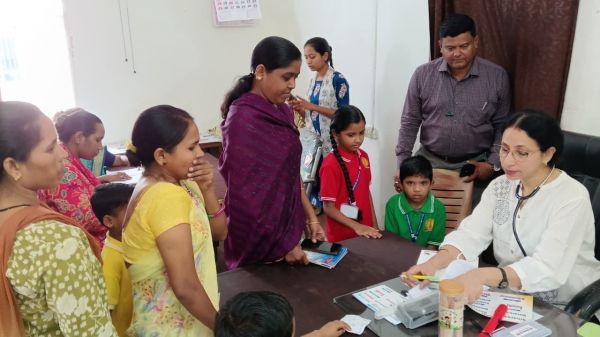  संत ज्ञानेश्वर विद्यालय में लगा हेल्थ चेकअप कैंप.. बच्चों के स्वास्थ्य की हुई जांच