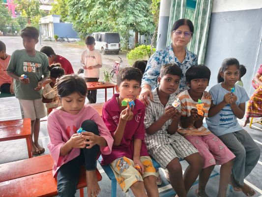 संस्कार शाला में बच्चों ने कलरफूल क्ले से बनाई सुंदर कलाकृति
