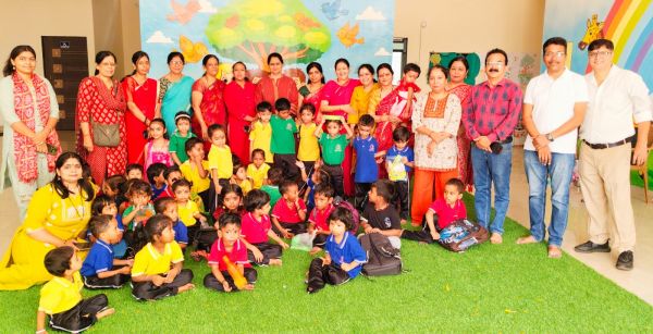 महाराष्&zwj;ट्र मंडल ने महतारी सदन के हाईटेक आंगनबाड़ी में कराया कन्&zwj;याओं को भोज