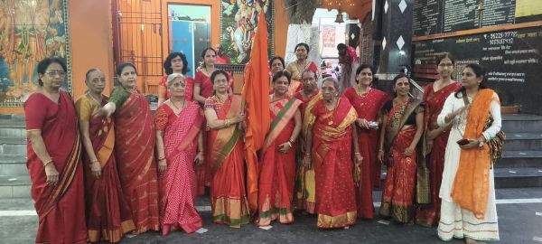 डंगनिया स्थित शीतला माता मंदिर में केंद्र की महिलाओं  ने निकाली दुर्गा दौड़
