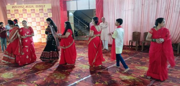 रास गरबा में का भव्य शुभारंभ.. चौकड़ी, छकड़ी, सनेरो लाल सनेरो पर जमकर थिरके युवा