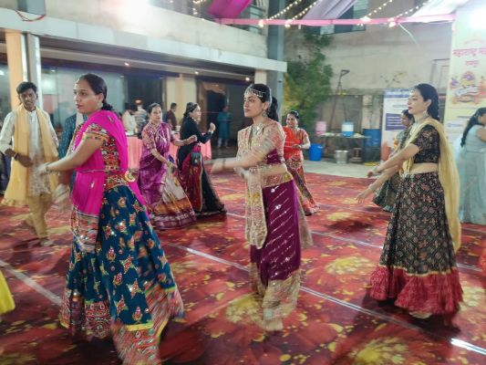 गरबा उत्सव का दूसरा दिन.... भारतीय परिधान पर नजर आई गरबा की टोली