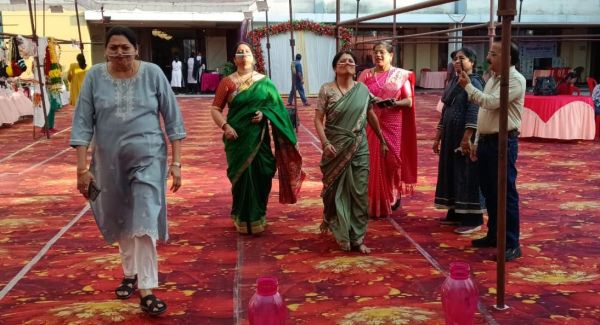  क्यूपिड बो और नाक के बीच में पेंसिल दबाकर लगाई दौड़