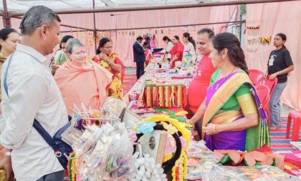 मराठी मेले में आकर्षित कर रहे स्&zwj;टाल..... खाद्य स्टाल के साथ दीवाली के सजावटी सामान की अच्छी डिमांड