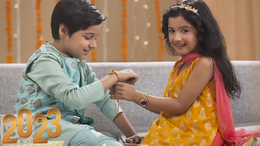 आ रहा है रक्षाबंधन का पवित्र पर्व... भाई की तरक्की चाहती हैं बहनें... तो राशि के अनुसार चुने रंगों की राखी 