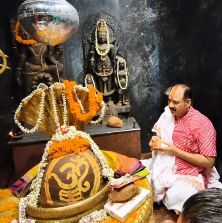 सिहोर वाले पंडित प्रदीप मिश्रा जी ने महादेव घाट स्थित हटकेश्वरनाथ जी के दर्शन कर विशेष श्रृंगार किया