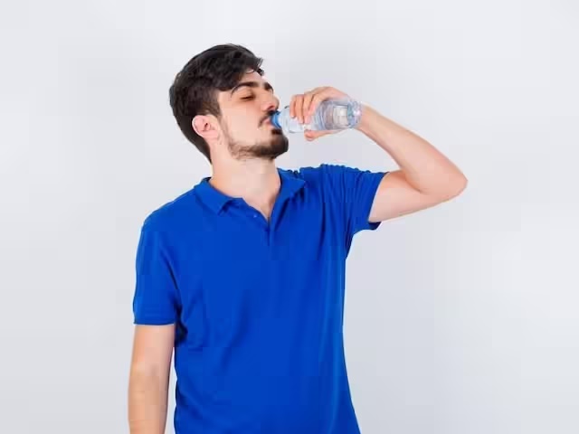 गंभीर बीमारियो से बचना है तो : खड़े होकर पानी न पिये