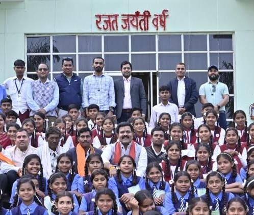 मोतिमपुर के छात्रों ने छत्तीसगढ़ विधानसभा का शैक्षणिक भ्रमण किया