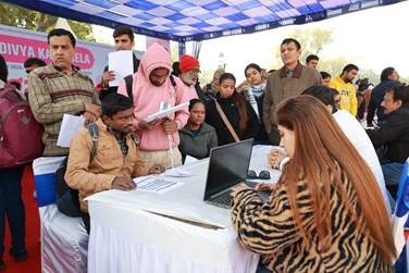 24 दिव्यांगजनों को नई दिल्ली दिव्य कला रोजगार मेले में : नौकरी के प्रस्ताव मिले