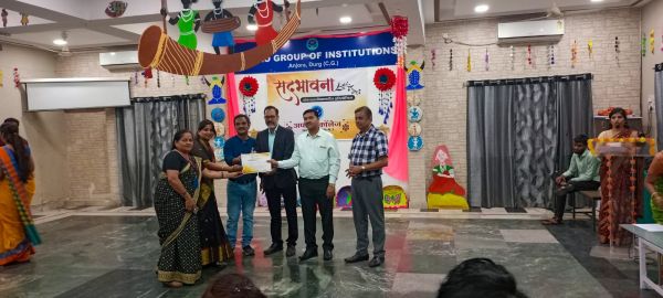 बीएड के छात्रों ने दी छत्तीसगढ़ी गीत माटी ला छोड़ झन जाना की धमाकेदार प्रस्तुति