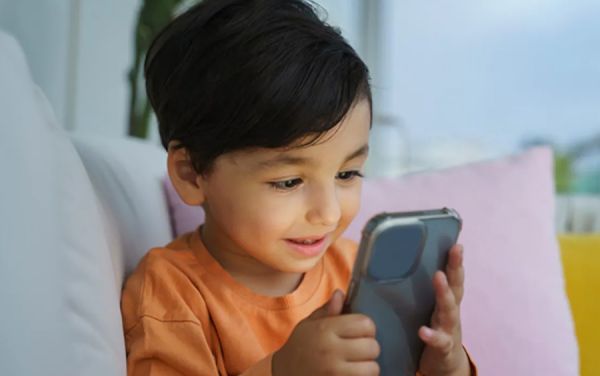 टीवी और मोबाइल बच्चों के लिए सबसे ज्यादा खतरनाक... बना रहे दिमाग से कमजोर... तो शारीरिक विकास में भी बाधक