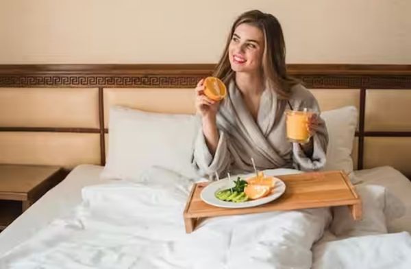 बिस्तर पर बैठकर भोजन करना... शास्त्र और स्वास्थ्य के लिए कितना उचित... पढ़िए 