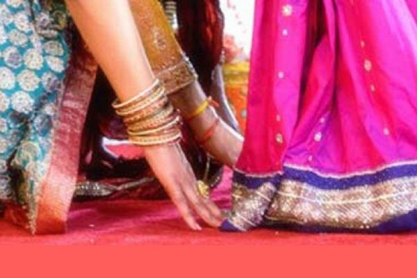 पैर छूने और छुआने के हैं नियम... इन गलतियों से करना चाहिए परहेज... वरना, बन जाएंगे पाप के भागी