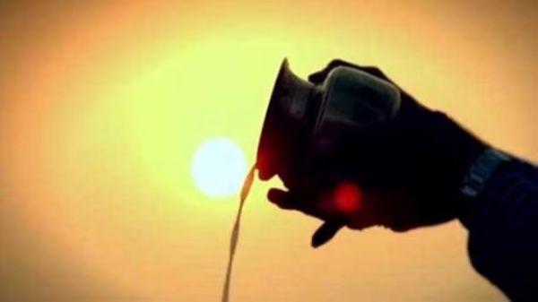 सूर्य को यूं ही ना दें अर्घ्&zwj;य... इन नियमों का करते चलें पालन... यश, धन में होगी वृद्धि, नष्ट हो जाएंगे विकार