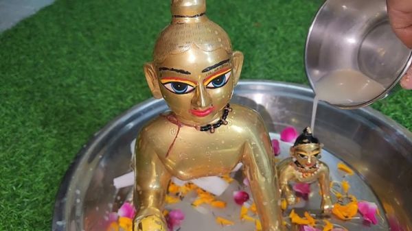 मेष वाले लाल चंदन से... कर्क वाले कच्चे दूध से... करें श्रीकृष्ण का अभिषेक... पढ़िए किस राशि वालों को कैसे करनी है पूजा