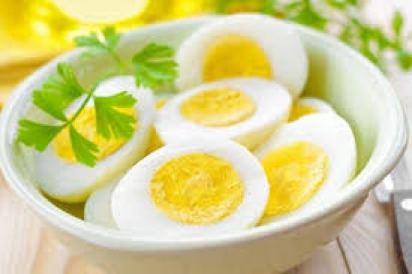 गर्मियों में अगर आप भी खाते हैं अंडा... तो यह खबर आप एक बार जरुर पढ़े