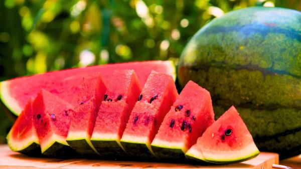 सावधान कहीं आप भी तो नहीं खा रहे कैमिकल से पका तरबूत.. ऐसे करें पहचान